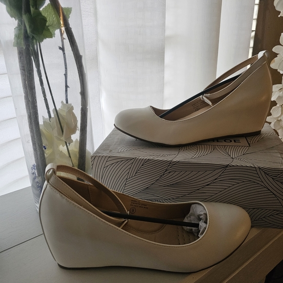 Chase + Chloe Elegant Cream Wedges - Picture 1 of 9